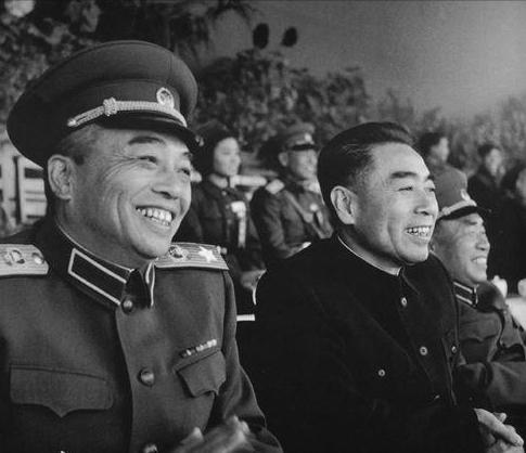 周恩来与彭德怀情谊深厚，彭德怀逝世后，周恩来秘密保护其骨灰盒