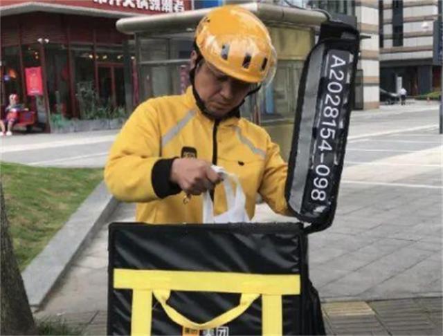 姚志刚：辞去银行行长自主创业，亏损230万后却因送外卖走红