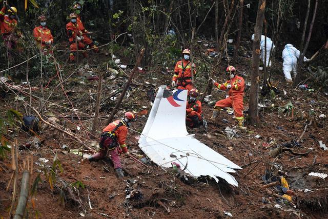 东航MU5735撞击点基本确定：残骸深入地下20米，为何不用挖掘机？