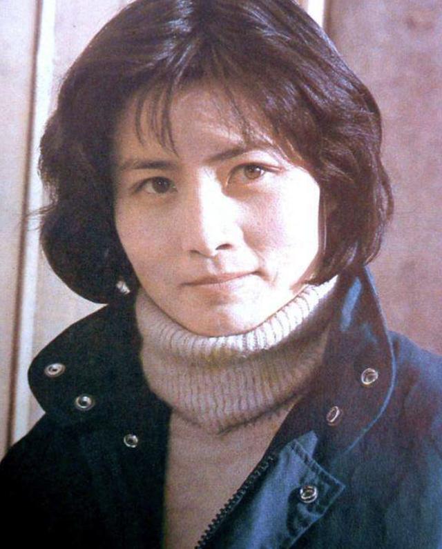 1976年《战地黄花》剧组去内蒙挑学生演员,娜仁花举手报名,随后就被