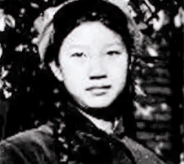 2020年，刘思齐儿子，女儿纪念主席诞辰127周年，表情严肃凝重