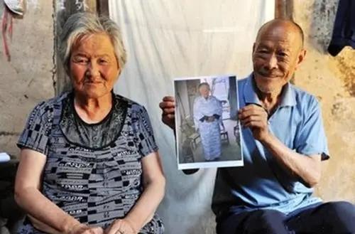 陕西89岁老人不肯上户口，临终前拿出一张身世照片，道出心酸往事
