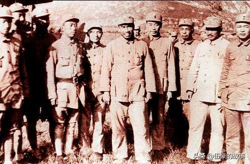 「罕见」周恩来和十大元帅的同框照，张张珍贵，尽显功勋风采