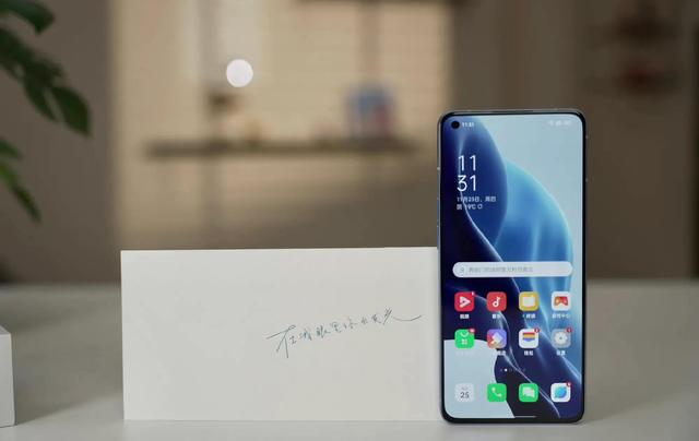 OPPO新款旗舰手机发布，轻薄设计主打颜值拍摄，当然也能玩游戏