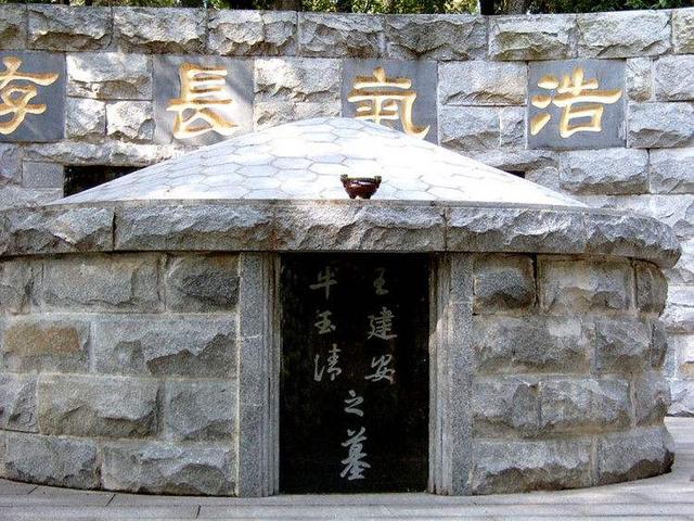 王建安和江青同桌吃饭，服务员端上红烧肉，王建安指出：不能总吃