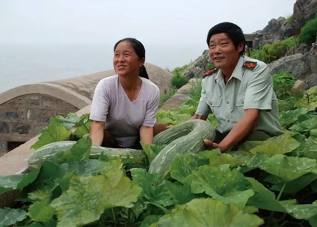 男人带妻驻守黄海孤岛32年，没电没淡水年薪5千，夜里靠喝酒壮胆