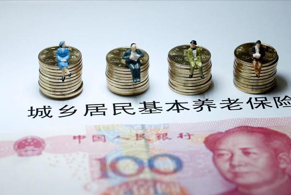 2022年养老金上调，预测涨幅出乎意料，平均每月仅补发100元？