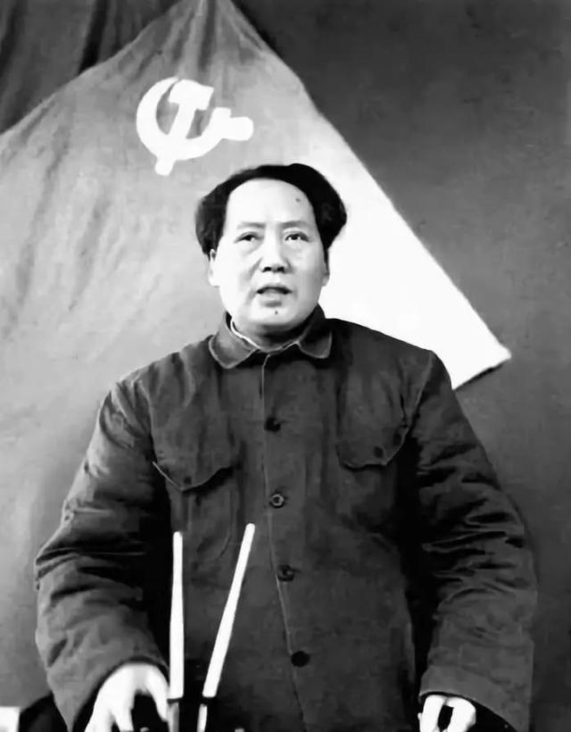前有黄河，后有敌军，周总理坐立难安，毛主席冷静说道：拿烟来