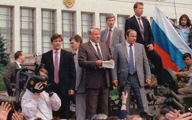 1991年，戈尔巴乔夫宣布苏联崩溃后，中国如何应对的？