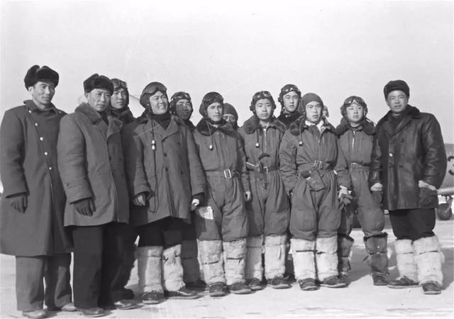 1952年，毛主席得知空军一年军费后，为什么让刘亚楼向他敬个礼？