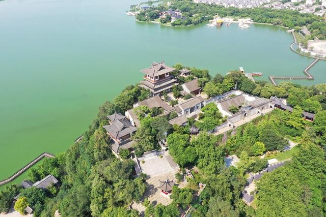 11座名山11首詩，每一座山都美不勝收，每一首詩都愛不釋手