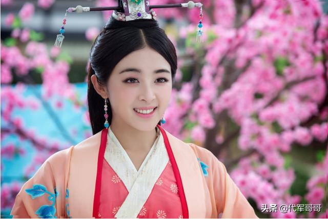 她15岁凭一首歌成名，事业受挫后抑郁爆肥，如今33岁美成这样？