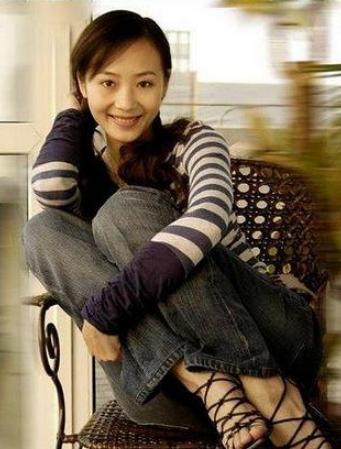 她就是演员曲栅栅.