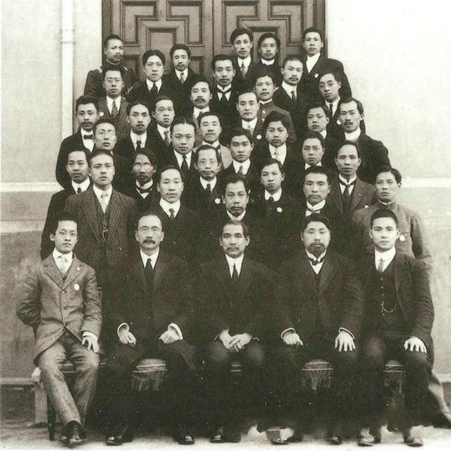 弃医从政欲改良满清求图存无望，投身革命十败再战终灭封建帝王