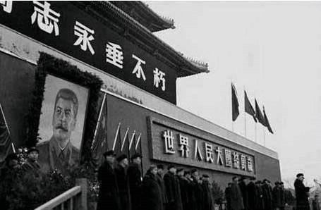 斯大林和尼克松落难时，毛主席是怎么做的？全世界见证伟人的气度