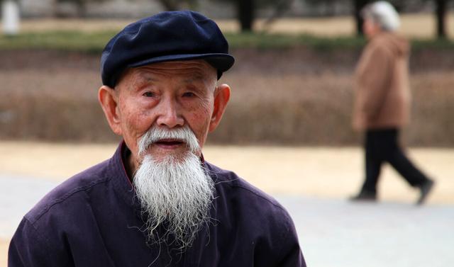 俗语“眉毛一根长，胜过万担粮”，50岁后眉毛变长，意味着什么？