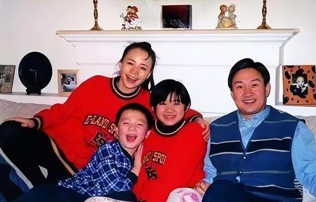 宋丹丹90后儿子再当爹！大7岁老婆3年前生大儿子，被老公宠成公主