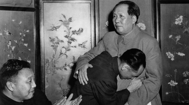1950年任弼时去世，16位领导人手拽黄布，秘书提醒：主席，请回吧