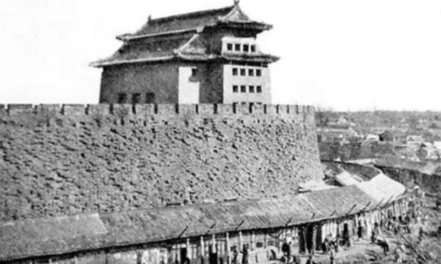 郭沫若坚持拆掉北京古城墙，林徽因反对撂狠话，多年后完全说中
