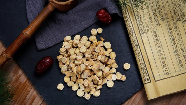 一吹冷风就咳嗽，这是风寒引起的咳喘病，试试中医的黄芪膏