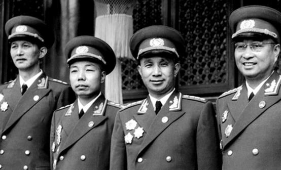老农在大街上闲聊，突然被人专机接去北京，衣服还没换成了大将军