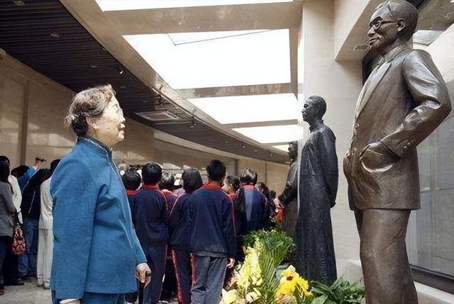 林洙嫁梁思成后：委曲求全整10年，他死后，她218万卖林徽因嫁妆