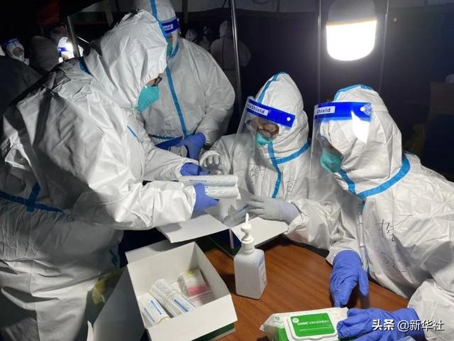 挨家挨户“扫楼”……他们一直与病毒比速度