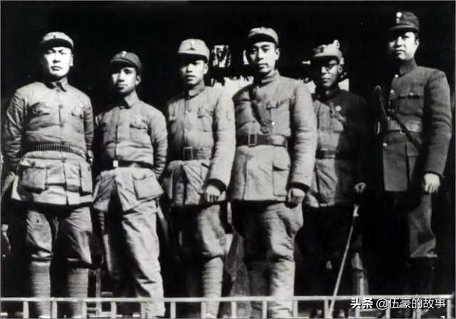 「罕见」周恩来和十大元帅的同框照，张张珍贵，尽显功勋风采