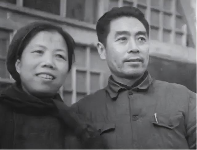清理周恩来遗物时，办公桌里发现毛主席手书，打开后：众人皆感动