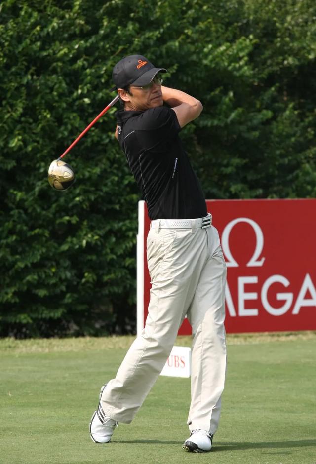 苗侨伟一直坚持锻炼,保持着运动的好习惯,踢足球,高尔夫,各项运动都不