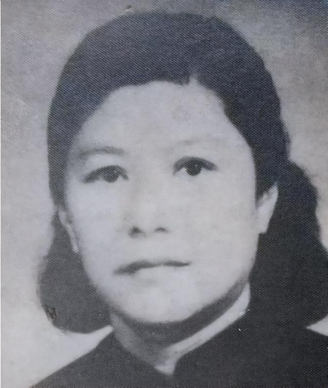 陈乔年牺牲66年后遗腹女被找到，墓碑前跪地痛哭：爸，我来看你了