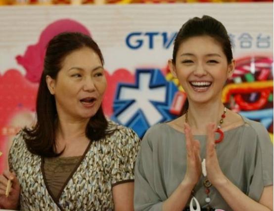 大S妈妈：丈夫不忠婆婆刁难，独自养育仨女儿，今女儿是我的骄傲