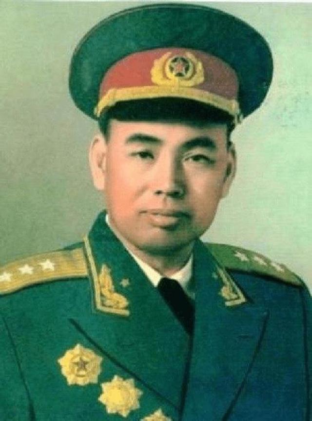王建安和江青同桌吃饭，服务员端上红烧肉，王建安指出：不能总吃