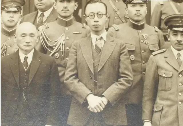 毛泽东宴请特赦后的溥仪，分别嘱咐：你也50多了，赶紧找个对象吧