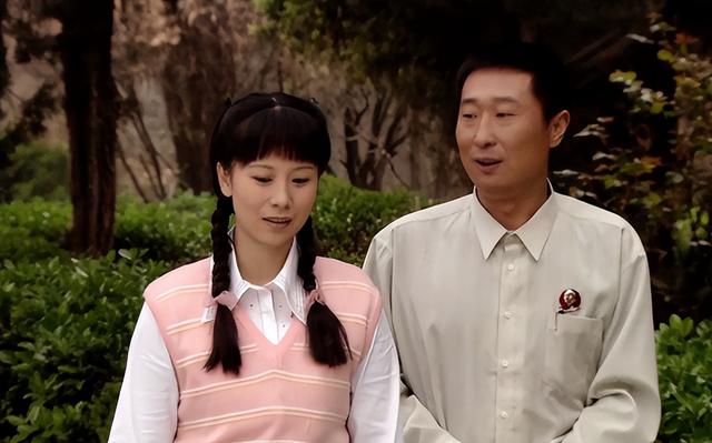 45岁海清戏外美满，嫁高中初恋相爱超20年，14岁儿子是高颜值学霸