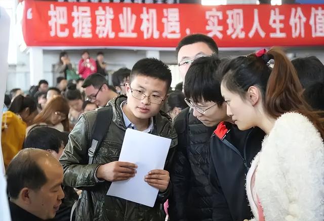 烟草局新招正式工，平均月薪8000左右，3类毕业生可优先录取