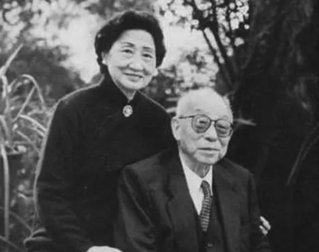于凤至和赵一荻临终前，都交待为张学良留墓穴，张学良最后选择谁