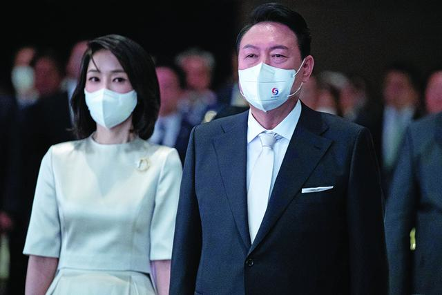 金建希：韩国新总统的美貌夫人，颜值即正义，丈夫政敌也为她痴笑