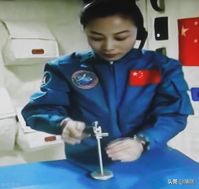 真的有“天上一天，地下一年”吗？神州女航天员王亚平越来越年轻