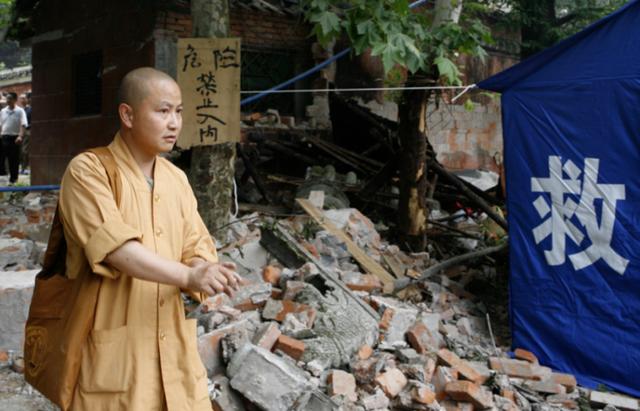 14年前汶川地震，高僧破三戒收留孕妇，生108名罗汉娃，后来如何