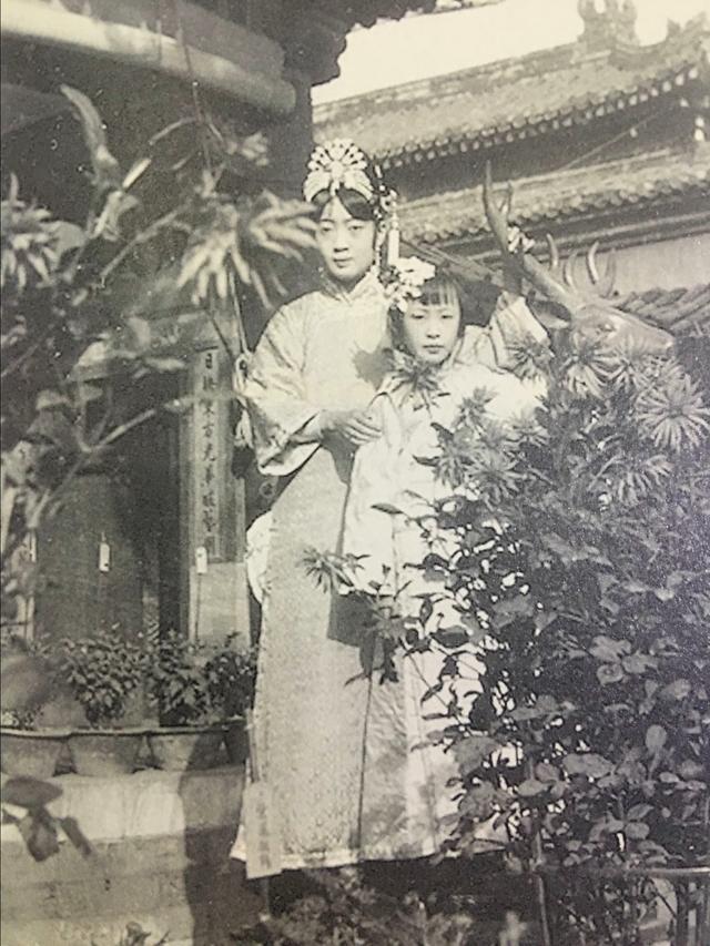 大清灭亡后，溥仪把格格们都嫁给了谁？这些明星祖上都是满清贵族