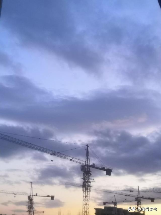 傍晚的天空，今日大不同，西边飘阴云，东边飞彩霞