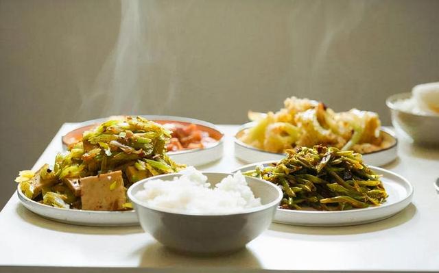 隔夜水、隔夜茶、隔夜饭、隔夜肉，哪个不能吃？医生提出建议