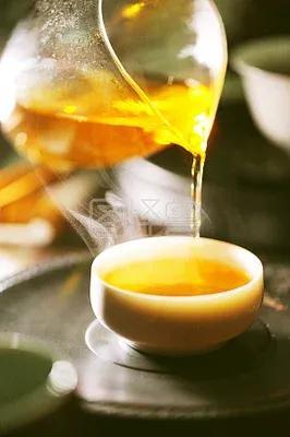 茶，几经翻滚见质。人，几番往来见心