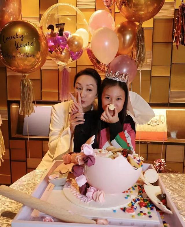 郭可盈庆祝了她的51岁生日，拍照并亲吻了她的母亲，熊黛林的双胞胎女儿也出现了。
