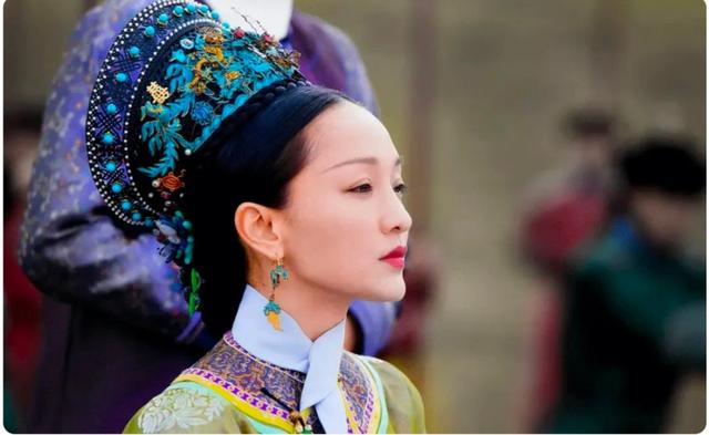 乾隆晚年时嘉庆进献一13岁少女，乾隆笑而纳之，半年后她便守寡了