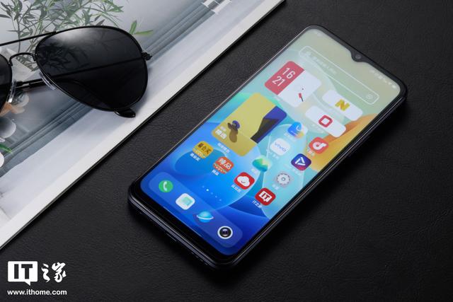 「IT之家开箱」vivo Y33s 5G 手机图赏：清蓝微光，经典深邃