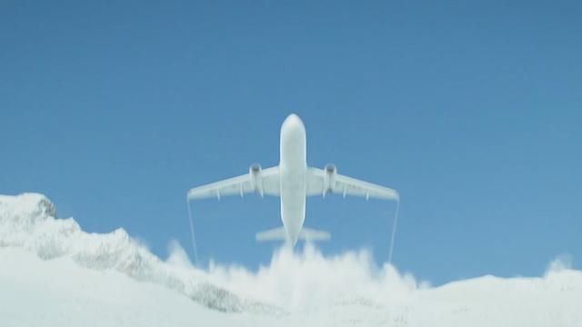 飞机万米高空玻璃爆裂,副机吸出窗外,机长34分钟迫降128人!催泪片
