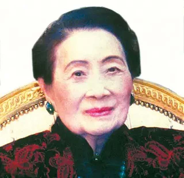 03年宋美龄在梦中去世，隔天清晨遗体被裹在羊毛毯中送出公寓