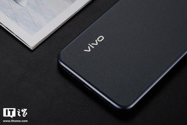 「IT之家开箱」vivo Y33s 5G 手机图赏：清蓝微光，经典深邃